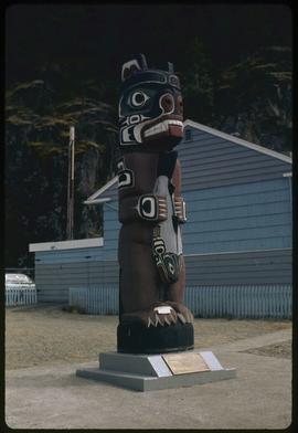 Bear totem carved by Henry Hunt, Kelsey Bay, B.C.