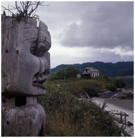 Old totem pole, Karlukwees, Turnour Island