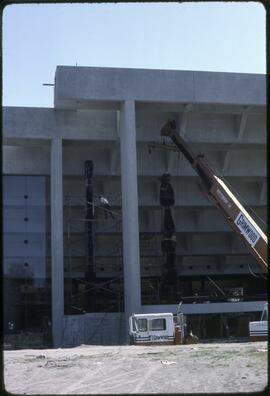 Totem pole being lifted into the Great Hall