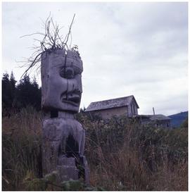 Old totem pole, Karlukwees, Turnour Island