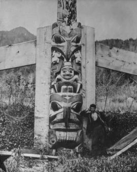 Hydah [Haida?] Chief and frame of house