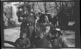 Jongpen's wife with children and servant